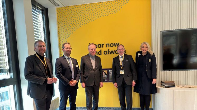 Nils Meyer (Hörregion Hannover), Sebastian Salomon (Cochlear), Stephan Weil, Ministerpräsident von Niedersachsen, Prof. Prof. h.c. Dr. med. Thomas Lenarz (MHH), Janine Dersch (Cochlear)(von li. nach re.), Foto: Cochlear Ltd.