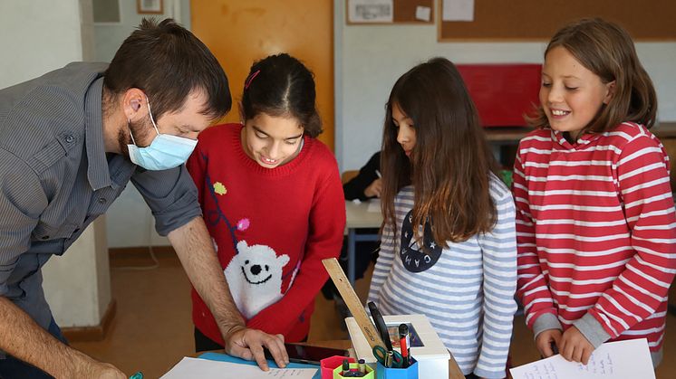 Verrtrauen schaffen: Lehrer und Schülerinnen (Foto: Charlotte Fischer)