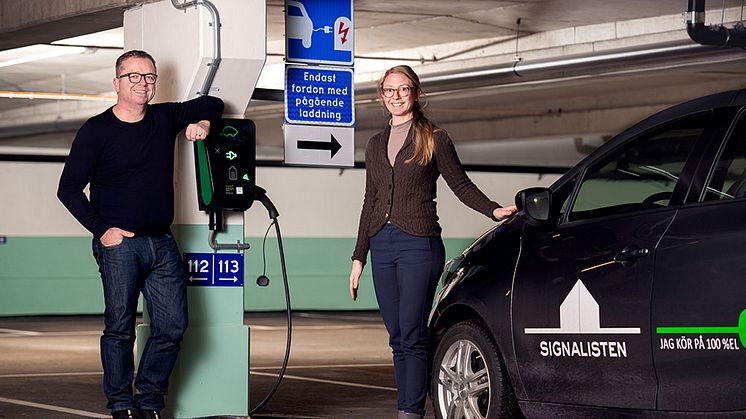 Signalistens styrelseordförande Jimmy Blomqvist Larsson (S) besöker Signalistens nyrenoverade garage i Agnesberg tillsammans med Matilda Linse, driftchef på Signalisten. Foto: Magnus Liam Karlsson