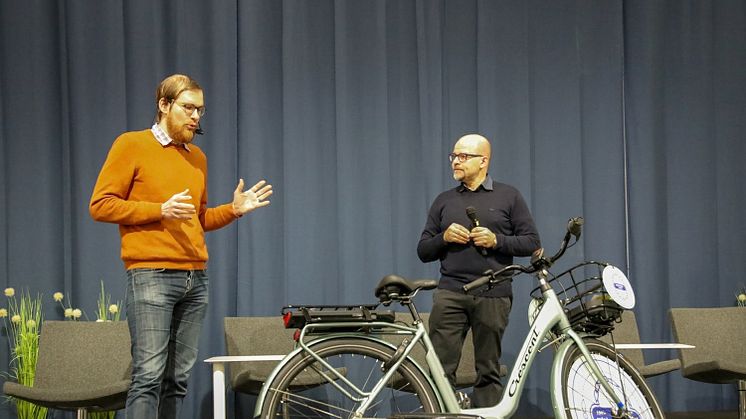 Finska cykelförbundets ordf. Matti Koistinen (t.v) delar ut priset "Årets vardagscykel 2020" till Jari Elamo, VD Cycleurope Finland (t.h)