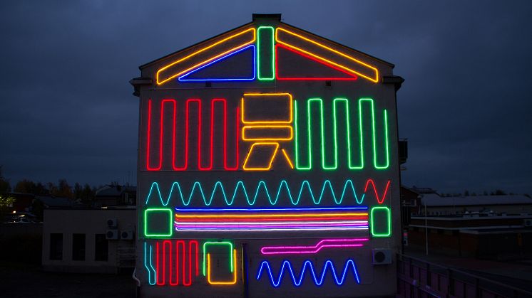 ‘Interactive Neon Mural #6’ valaisee nyt Iisalmen syksyä. Kuva: Spidertag