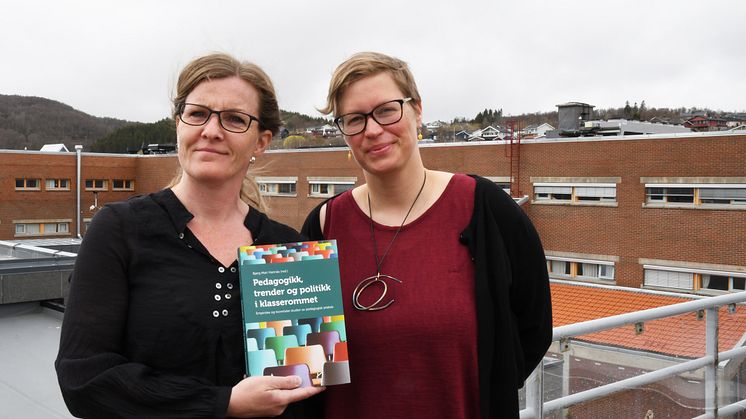 Cecilie Høj Anvik og Clara Luckner Strømsviks forskning er foreviget mellom to permer. Foto: Thoralf Fagertun