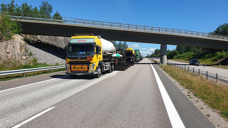 Under sommaren kommer Svevia att på uppdrag av Trafikverket utföra underhållsbeläggningar i flera av Sveriges län. Foto: Svevia