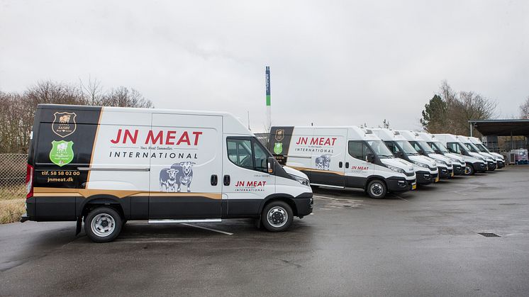 IVECO i Slagelse har leveret disse 8 flotte kølebiler til JN Meat.