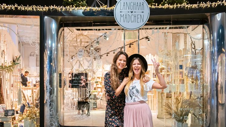 Die Unternehmerinnen Mona Mayr und Julia Schindelmann von Langhaarmädchen vor dem neuen Pop-Up-Store in der Hofstatt München © dm / Julia Malcher - PVM Production