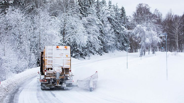 ﻿I ett pilotprojekt kommer Svevia under vintern att använda cirkulärt salt för halkbekämpning inom Örnsköldsviks driftområde. Foto: Markus Marcetic