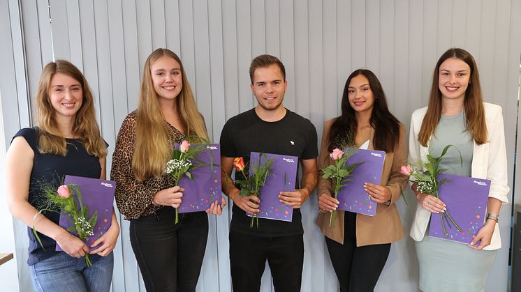 Celina Rang (von links), Paula Drescher, Leon Schäfer, Nicole Flugfelder und Gina-Maria Borgerding haben die Ausbildung zum/zur Kaufmann/Kauffrau für Büromanagement absolviert. 