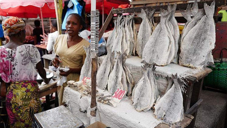 Norsk klippfisk til salgs på et marked i Kinshasa, hovedtaden i Den demokratiske republikken Kongo. FOTO: Kostevit/Sjømatrådet