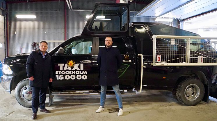 Taxi Stockholms marknadschef Thomas Bäckström (tv) och Solvallas försäljningschef Erik Hall (th) poserar framför Solvallas startbil. Foto: Solvalla