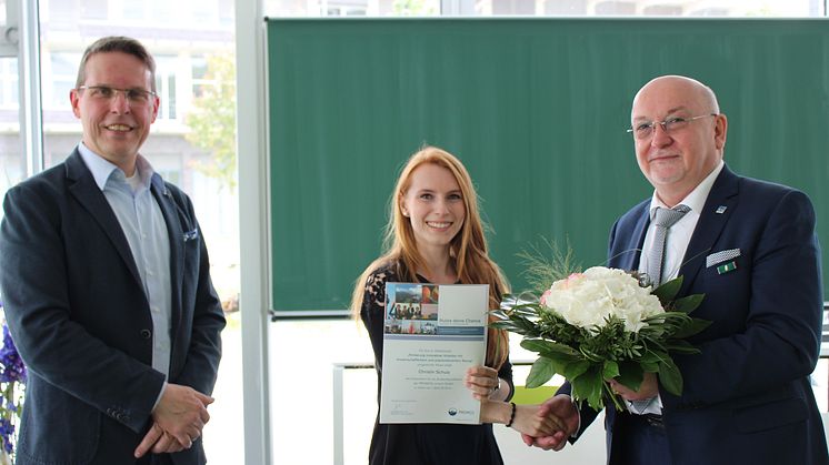 TH-Präsident Prof. Dr. László Ungvári (r.) und Dekan Prof. Bertil Haack gratulieren Christin Schulz und wünschen ihr viel Erfolg beim Auslandspraktikum. © TH Wildau / Bernd Schlütter