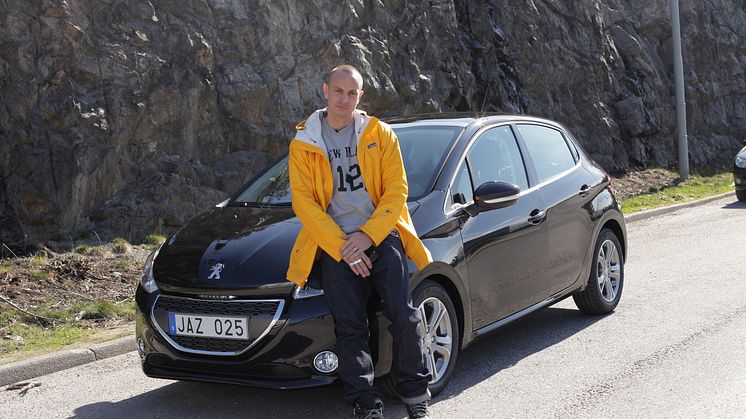 Artisten Petter kör Sveriges första Peugeot 208!