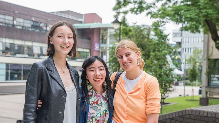 Woon Prize winner Chika Annen (centre), with second prize winner Lily Kemp (left) and third prize winner Irini Stamatiadis (right).