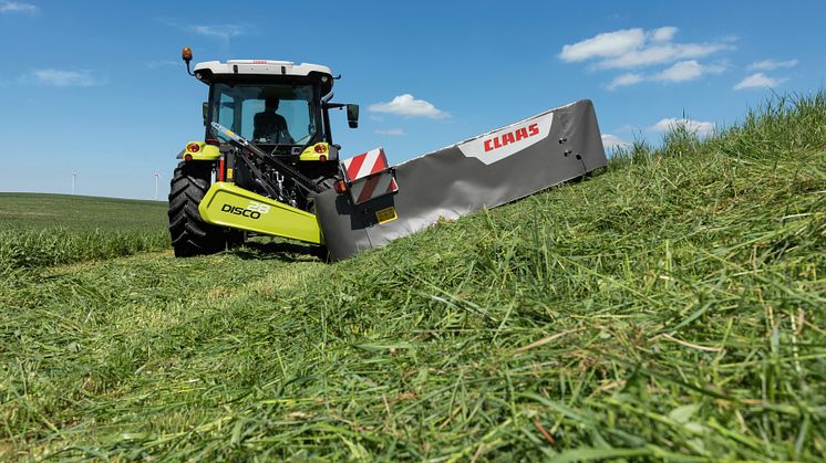 When mowing slopes, it is possible to angle the mower bed up to 45° upwards and up to 20° downwards.
