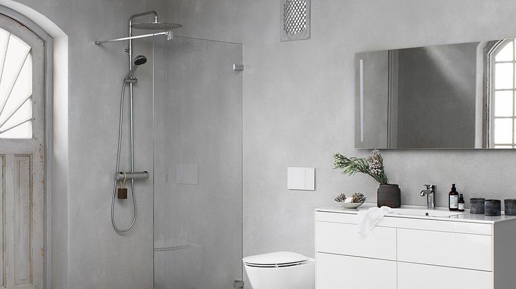 Ifö badeværelse med Spira Art toilet og Sense badeværelsesmøbel