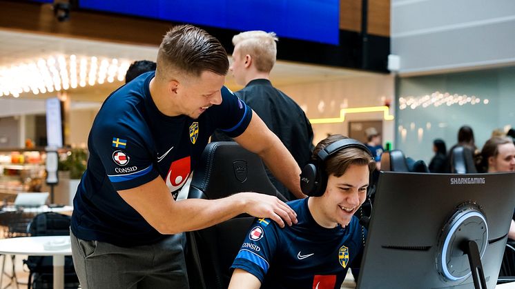 Jeagarn och b0denmaster på bootcamp inför VM i e-sport i tillfälligt gamingcenter på Telias kontor i Solna.