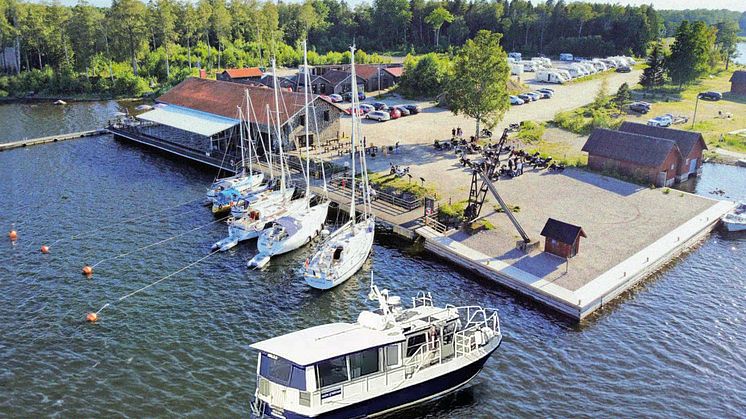 Årets båtdag sker traditionsenligt i Axmar Bruks hamn lördag den 29 juli. Det kommer att hända många roliga och spännande saker i hamnen och på bruket.