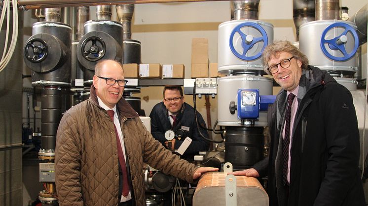 Dr. Andreas Brors, Geschäftsführer Energieservice Westfalen Weser, Matthias Partetzke, Geschäftsführer Stadtwerke Minden und Bürgerermeister Michael Jäcke vor der Anbindung der neuen Fernwärmeleitung.