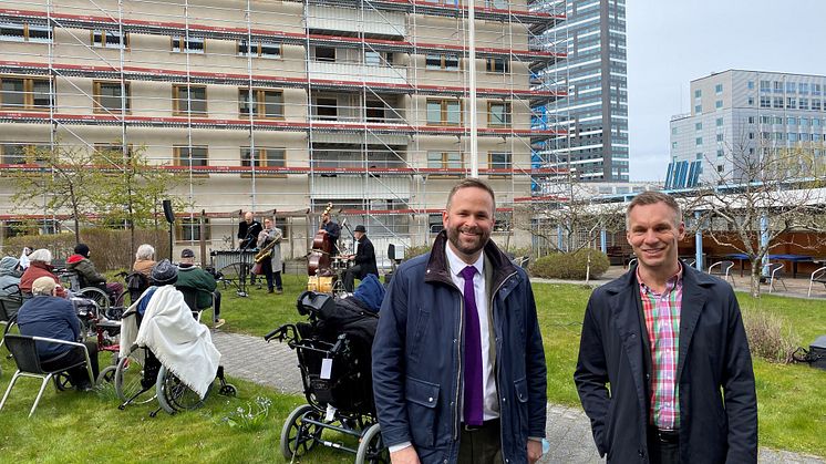 Kultur- och stadsmiljöborgarråd Jonas Naddebo (C) och äldre- och trygghetsborgarråd Erik Slottner (KD) under kulturturnéns premiär på Kista vård- och omsorgsboende