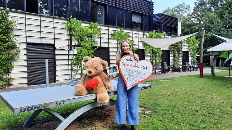 Stefanie Winkelmann zeigt Herz: wertvolle Spende für das Kinderhospiz Bärenherz