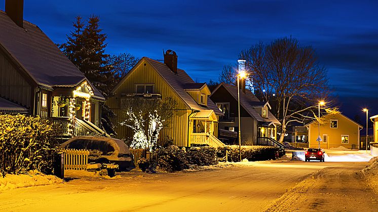 En riktigt kall vinterdag kan el bli en bristvara i Sverige. Forskare ska undersöka vilka förutsättningar småhusägare och energibolag har för att klara sådana situationer. Foto: Shutterstock. 