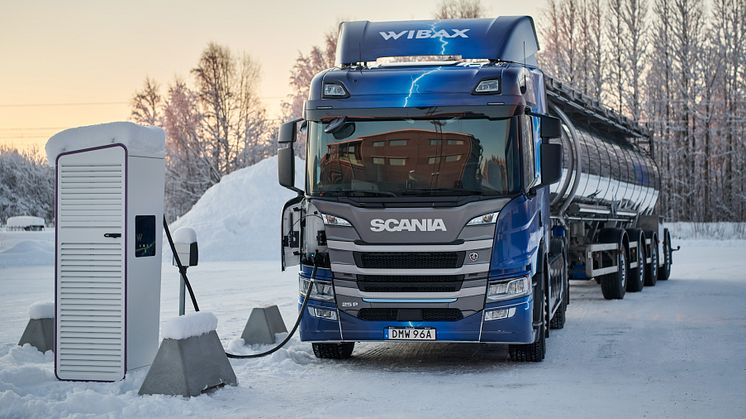 Scanias eldrivna lastbil i svensk vintertrafik.