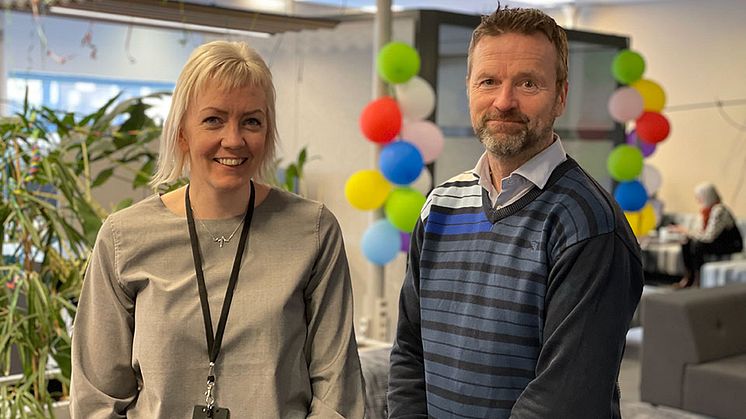 Sara Holm, näringslivsavdelningen och Fredrik Blom, Inflyttarservice representerar Piteå kommun på emigrationsmässan i Holland.    Foto: Piteå kommun