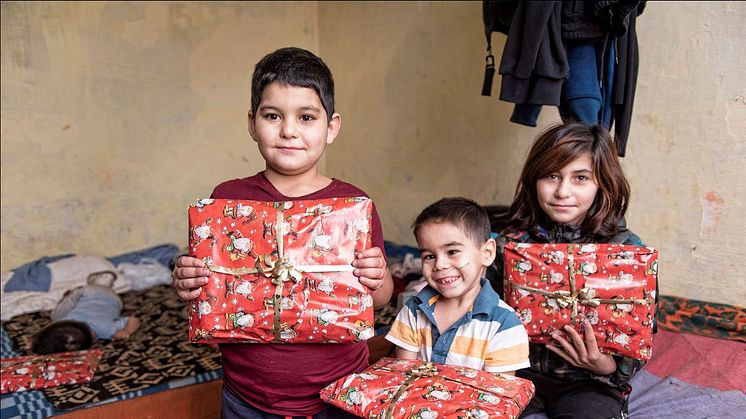 Syskonen Marion 8 år, Alexandro 5 år och Andrea 12 år har fått var sitt paket. Trots att de är i olika åldrar har paketen samma innehåll, det fungerar bra! Skrivmaterial och hygienartiklar behöver alla och den personliga hälsningen från Sverige blir 