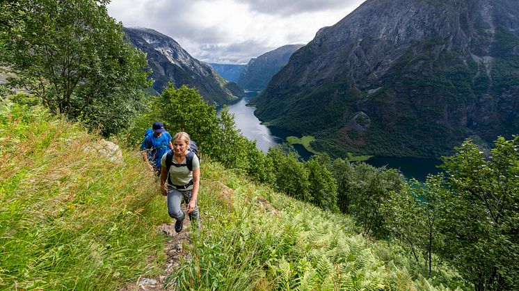 Lette klær og kun det nødvendigste er med. 