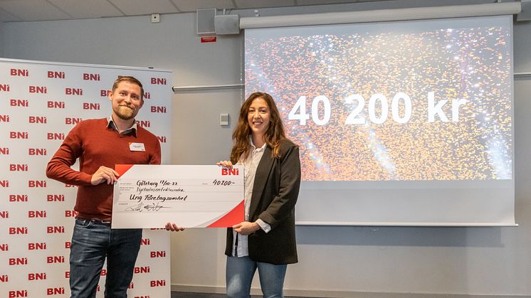 Daniel Hognert, affärspartner i BNI, räcker över checken till Isabelle Svahn från Ung Företagsamhet. Fotograf: Johan Arnmarker