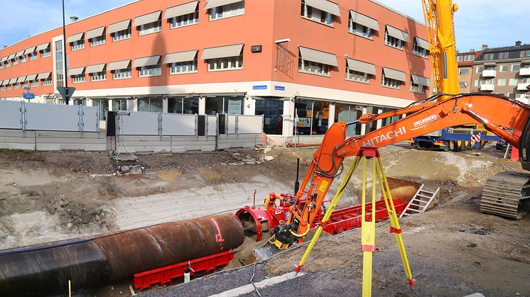 Förberedelser inför borrning under järnvägen vid Nybrogatan.