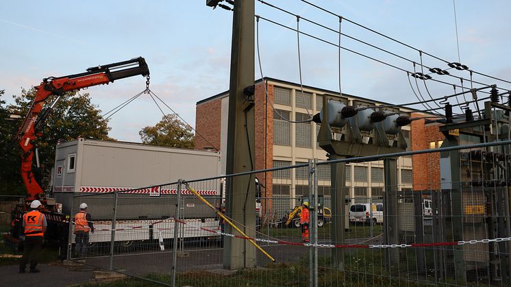 Im Umspannwerk in der Regensburger Lilienthalstraße wird ab Montag, 16. Oktober gebaut. In den Tagen zuvor haben Arbeiter alles vorbereitet und Bauzäune aufgestellt. Hier hebt ein Autokran den Baustellen-Container an seinen Platz.