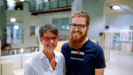 Docent Maritha Jacobsson och Stefan Sjöström, Institutionen för socialt arbete vid Umeå universitet. Foto: Mattias Pettersson. 