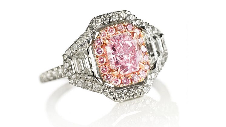 Sjælden diamantring af 18 kt. pink og hvidguld med en naturlig "fancy purplish pink" diamant på ca. 1.05 ct. og talrige "fancy pink" og hvide diamanter. Vurdering: 500.000-600.000 kr.