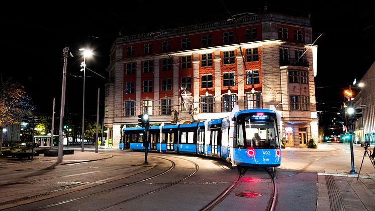 En av de nye trikkene passerer Jernbanetorget under en av testene på nattestid. Foto: Katrine Holland / Sporveien