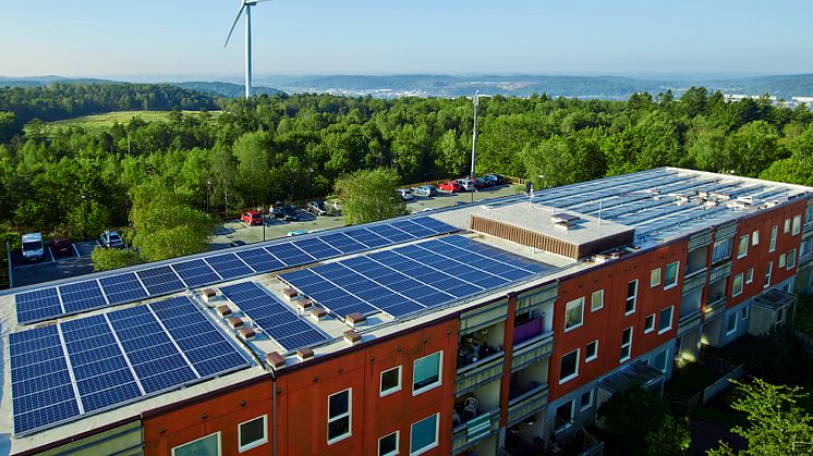 Befintliga solceller på tak i Gårdsten. Nu bygger Gårdsten vidare med fler solceller på låghustaken, Solhus 4.