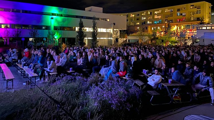 Fjorårets utekino ble svært populær hos studentene med flere hundre fremmøtte. 