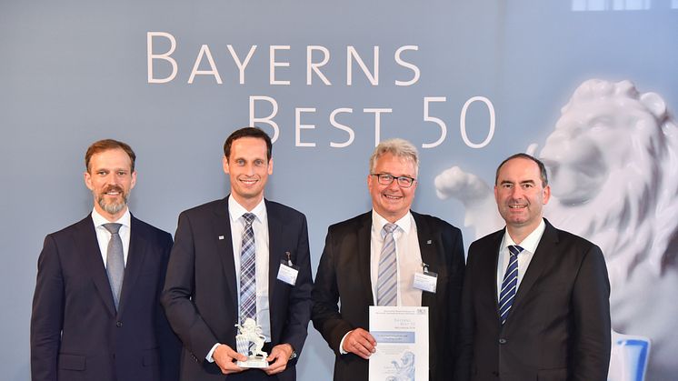 Dr. Christian Eschner (PSP), Christian Lang und Ralf Bernhardt (FIS) sowie Staatsminister Aiwanger bei der Preisverleihung "Bayerns Best 50". Foto: Studio SX HEUSER.
