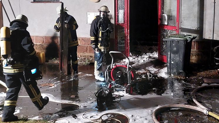 Mit Schaum zum Löschen und unter dem Einsatz von Atemgeräten gingen die ehrenamtlichen Feuerwehrleute gegen den Brand vor. 