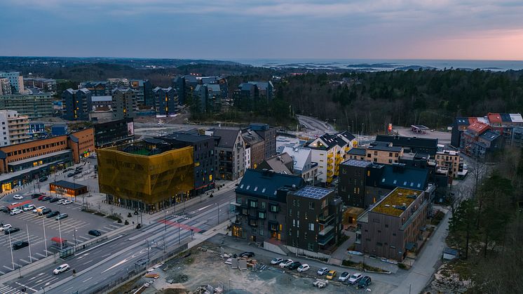 Nya Hovås är en levande stadsdel med cirka 1 000 bostäder, skola, kontor, coworking-huset The House, restauranger, mötesplatser, service och ett 30-tal butiker som samlas under namnet Small Shops.