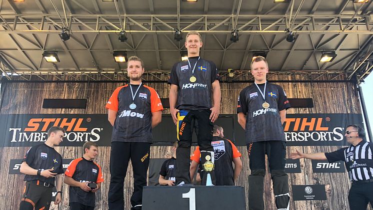 1.	Emil Hansson tog välförtjänt titeln som nordisk juniormästare efter att ha visat sig i toppform. Från vänster: Loic Voinson, Emil Hansson, Emil Svensson. Foto: STIHL Timbersports.