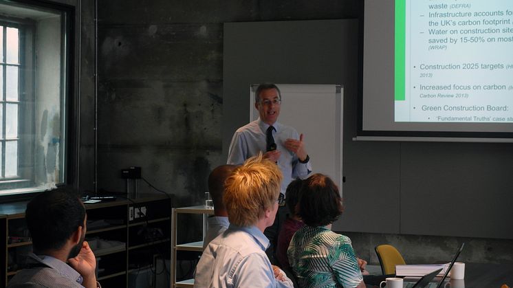 Chris Broadbent, Director of Infrastructure i BRE, presenterte CEEQUAL, miljøsertifisering for anleggsprosjekter for byggherrer, entreprenører og rådgivere som deltok på dialogmøte hos NGBC.