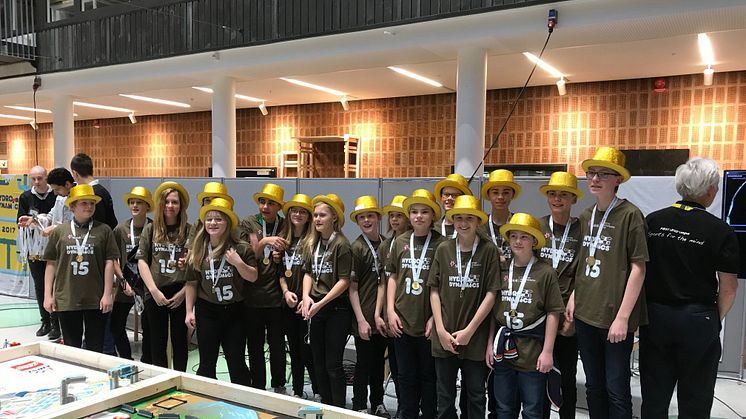 Hedeskolans elever tog stolta emot ett förstapris på deltävlingen på Svenska Mässan. 