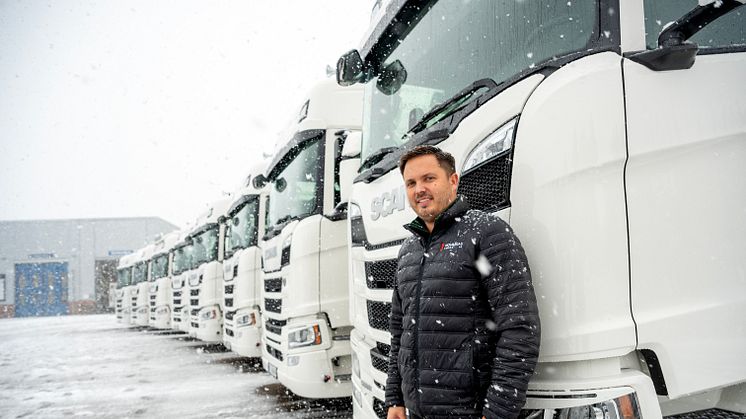 ÅTTE NYE: Rene Holmskau og hans firma Holmskau Cargo har fått åtte nye Scania 500R-trekkvogner i samme leveranse. De nye bilene skal erstatte tre av de eldste bilene i tillegg til tre innleide mens de siste to er en liten utvidelse.