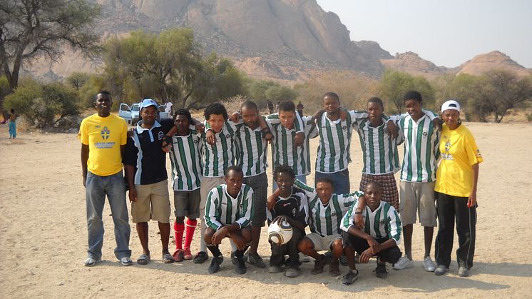 DHL levererar fotbollsutrustning till barn i Namibia - Världens Barn uppmärksammade DHL:s insats på tv-gala