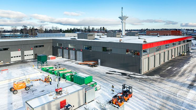 På Cramos nya flaggskeppsanläggning i Arlandastad kan man erbjuda ett stort urval av liftar, anläggnings- och byggmaskiner, samt kringtjänster och en välfylld butik.