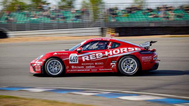 ﻿﻿Det lykkedes igen for Gustav Krogh og Jesper Carlsen at kæmpe sig til tops på podiet med en klassesejr og en tredjeplads ved første afdeling af Danish Endurance Championship på Jyllandsringen.