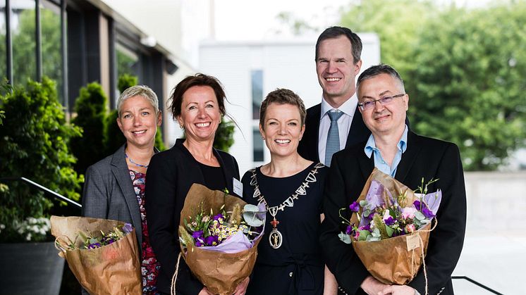 Årets prisvinnere. Fra venstre: Hilde Engjom, Mette Lyberg Rasmussen, Marit Hermansen (president i Legeforeningen), Christer Mjåset (visepresident i Legeforeningen), Nezar Raouf. Foto: Thomas Barstad Eckhoff/Legeforeningen