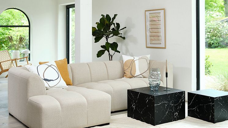 ALLESE leposohva beige, koristetyynyt POPPEL 50x50, sohvapöytä TINGSTED marmorijäljitelmä 5545x5545 musta, matto TRETORN 140x200 kermanvalkoinen.