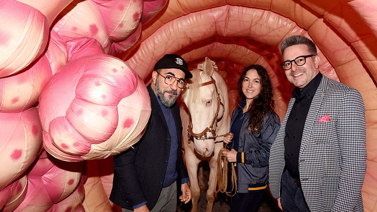 Premiere: Carsten Frederik Buchert (rechts), Kommunikationschef der Felix Burda Stiftung, freut sich über das erste Pferd im Darmmodell, mit Schauspieler Adnan Maral und Pferdetrainerin Kenzie Dysli.