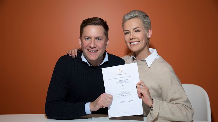 Hurtigrutens Daniel Skjeldam og EATs Gunhild Stordalen skal samarbeide om å tilby enda flere fristende og sunne matalternativer på Hurtigruten. Foto: Rune Kongsro / Hurtigruten